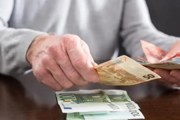 交满15年社保退休能够拿多少养老金计算方法与影响因素详解